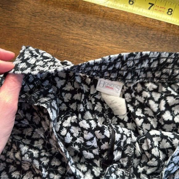 Vintage Honors Apparel Black and White Long shorts with Floral Print medium - Picture 6 of 10